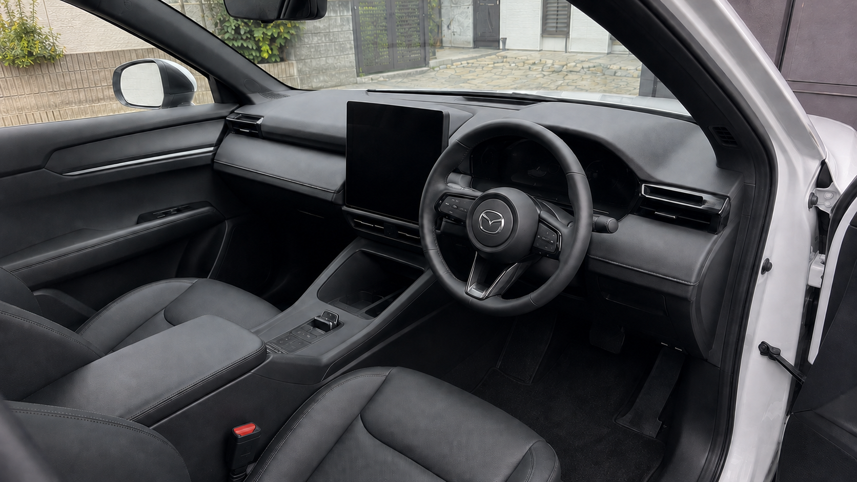 運転席側から見た新型マツダCX-5の右ハンドルコックピットと大型画面