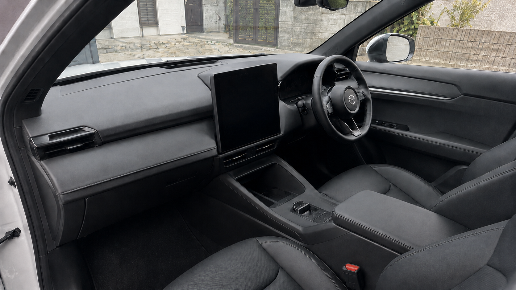 助手席側から見た新型CX-5の黒い内装と大型センターディスプレイのイメージ