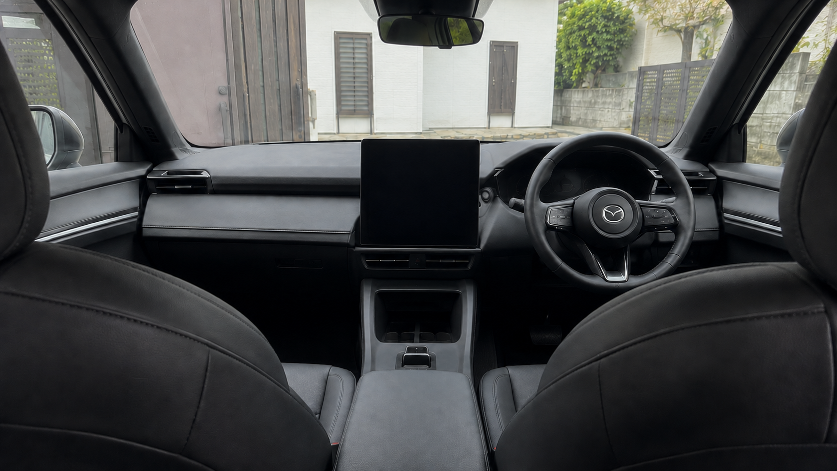 後部座席から見たマツダCX-5のダッシュボードと大型センターディスプレイ