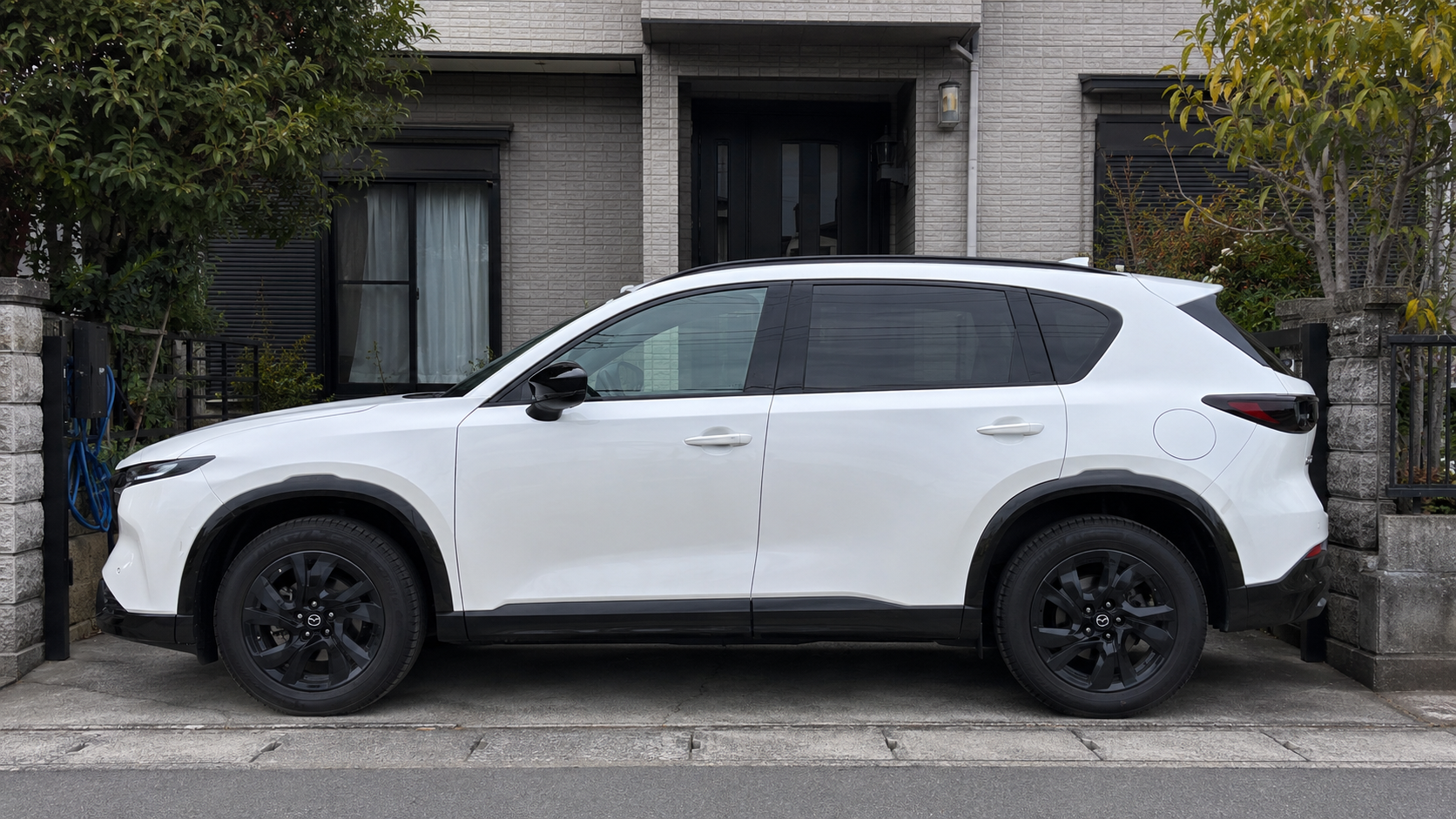 白いマツダCX-5のボディサイズやドア形状が分かる左側面