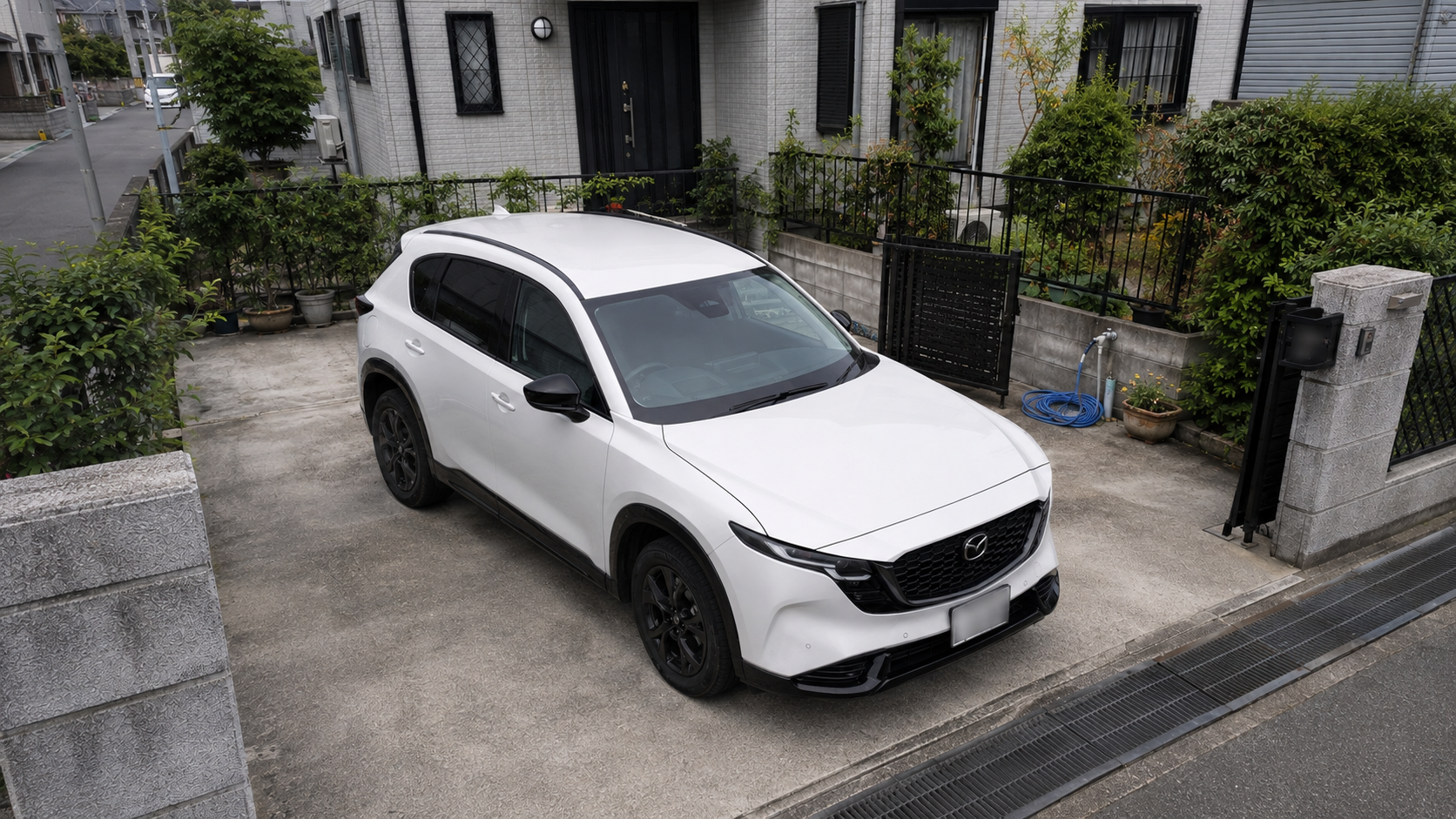 白いマツダCX-5のボンネットやルーフが分かる斜め上からの外観