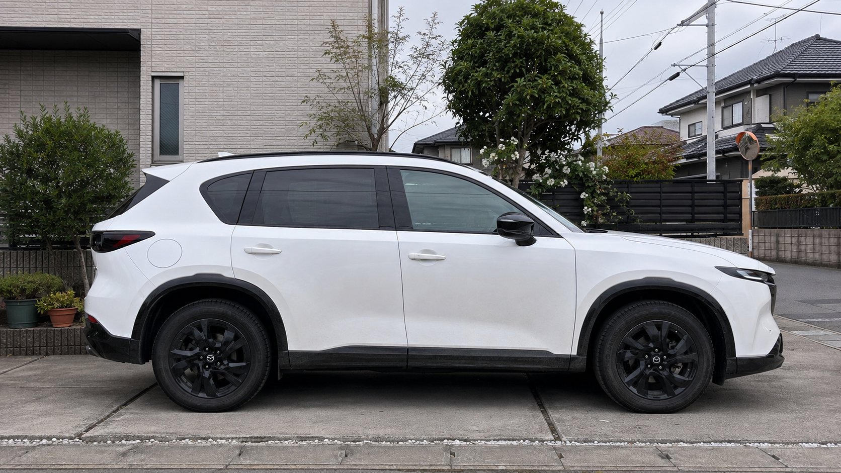 白いマツダCX-5の車高や黒いホイールが分かる右側面